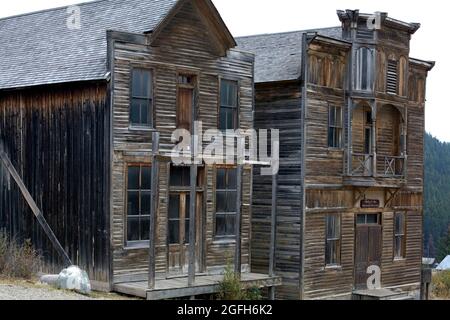 Gillian et Fraternité Halls, les seuls bâtiments publics de la ville fantôme d'Elkhorn. Parc national d'Elkhorn, Montana. Banque D'Images