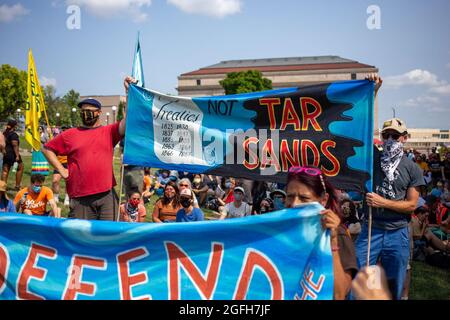 Saint Paul, Minnesota, États-Unis. 25 août 2021. 25 août 2021 - Saint Paul, Minnesota, États-Unis : des militants se réunissent à l'extérieur du capitole de l'État du Minnesota pour protester contre la construction de la ligne 3, un pipeline qui transporte du pétrole brut des sables bitumineux de l'Alberta. Alors qu'Enbridge soutient qu'il est nécessaire de permettre le déclassement d'un pipeline existant, les activistes soutiennent que le pipeline va accélérer le changement climatique. (Image de crédit : © Henry Pan/ZUMA Press Wire) Banque D'Images