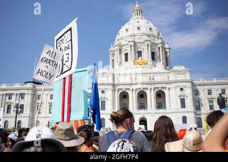 Saint Paul, Minnesota, États-Unis. 25 août 2021. 25 août 2021 - Saint Paul, Minnesota, États-Unis : des militants se réunissent à l'extérieur du capitole de l'État du Minnesota pour protester contre la construction de la ligne 3, un pipeline qui transporte du pétrole brut des sables bitumineux de l'Alberta. Alors qu'Enbridge soutient qu'il est nécessaire de permettre le déclassement d'un pipeline existant, les activistes soutiennent que le pipeline va accélérer le changement climatique. (Image de crédit : © Henry Pan/ZUMA Press Wire) Banque D'Images