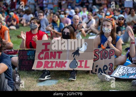 Saint Paul, Minnesota, États-Unis. 25 août 2021. 25 août 2021 - Saint Paul, Minnesota, États-Unis : des militants se réunissent à l'extérieur du capitole de l'État du Minnesota pour protester contre la construction de la ligne 3, un pipeline qui transporte du pétrole brut des sables bitumineux de l'Alberta. Alors qu'Enbridge soutient qu'il est nécessaire de permettre le déclassement d'un pipeline existant, les activistes soutiennent que le pipeline va accélérer le changement climatique. (Image de crédit : © Henry Pan/ZUMA Press Wire) Banque D'Images