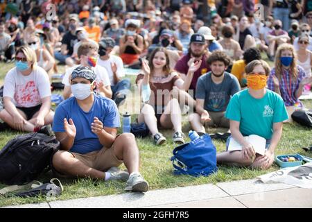 Saint Paul, Minnesota, États-Unis. 25 août 2021. 25 août 2021 - Saint Paul, Minnesota, États-Unis : des militants se réunissent à l'extérieur du capitole de l'État du Minnesota pour protester contre la construction de la ligne 3, un pipeline qui transporte du pétrole brut des sables bitumineux de l'Alberta. Alors qu'Enbridge soutient qu'il est nécessaire de permettre le déclassement d'un pipeline existant, les activistes soutiennent que le pipeline va accélérer le changement climatique. (Image de crédit : © Henry Pan/ZUMA Press Wire) Banque D'Images