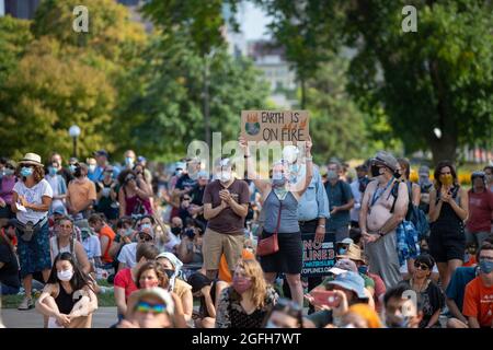 Saint Paul, Minnesota, États-Unis. 25 août 2021. 25 août 2021 - Saint Paul, Minnesota, États-Unis : des militants se réunissent à l'extérieur du capitole de l'État du Minnesota pour protester contre la construction de la ligne 3, un pipeline qui transporte du pétrole brut des sables bitumineux de l'Alberta. Alors qu'Enbridge soutient qu'il est nécessaire de permettre le déclassement d'un pipeline existant, les activistes soutiennent que le pipeline va accélérer le changement climatique. (Image de crédit : © Henry Pan/ZUMA Press Wire) Banque D'Images