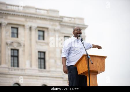 Saint Paul, Minnesota, États-Unis. 25 août 2021. 25 août 2021 - Saint Paul, Minnesota, États-Unis : des militants se réunissent à l'extérieur du capitole de l'État du Minnesota pour protester contre la construction de la ligne 3, un pipeline qui transporte du pétrole brut des sables bitumineux de l'Alberta. Alors qu'Enbridge soutient qu'il est nécessaire de permettre le déclassement d'un pipeline existant, les activistes soutiennent que le pipeline va accélérer le changement climatique. (Image de crédit : © Henry Pan/ZUMA Press Wire) Banque D'Images