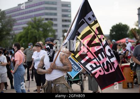 Saint Paul, Minnesota, États-Unis. 25 août 2021. 25 août 2021 - Saint Paul, Minnesota, États-Unis : des militants se réunissent à l'extérieur du capitole de l'État du Minnesota pour protester contre la construction de la ligne 3, un pipeline qui transporte du pétrole brut des sables bitumineux de l'Alberta. Alors qu'Enbridge soutient qu'il est nécessaire de permettre le déclassement d'un pipeline existant, les activistes soutiennent que le pipeline va accélérer le changement climatique. (Image de crédit : © Henry Pan/ZUMA Press Wire) Banque D'Images