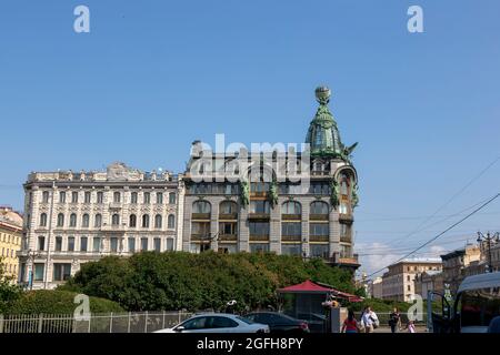 Saint-Pétersbourg, Russie - 09 juillet 2021 : vue sur une grande librairie dans un bâtiment historique sur l'avenue Nevsky à Saint-Pétersbourg Banque D'Images