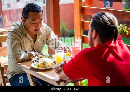 Bon à la fixation des jeunes la table avec des serviettes avant de venir diners Banque D'Images