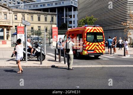 Marseille, France. 21 août 2021. Un minibus des Marins Pompiers de Marseille est vu à son arrivée à l'hôpital la Timone. Hier, il y avait 629 visites d'urgence, dont 60 visites liées à COVID-19 à Marseille. (Photo de Gerard Bottino/SOPA Images/Sipa USA) crédit: SIPA USA/Alay Live News Banque D'Images