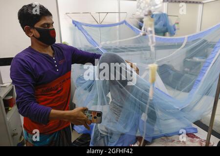 Dhaka, Bangladesh. 25 août 2021. Un homme couvert d'une moustiquaire est traité pour la dengue à l'hôpital Sir Salimullah Medical College de Dhaka, au Bangladesh, le 25 août 2021. Selon un rapport de la Direction générale des services de santé (DGHS), le nombre de décès dus à la dengue a atteint 38 et un autre décès dans les 24 heures qui ont passé jusqu'à mardi. L'épidémie de dengue est devenue une source de préoccupation majeure puisque le pays lutte contre la variante du coronavirus, plus mortelle du delta, avec ses installations de soins de santé limitées depuis quelques mois. Photo de Suvra Kanti Das/ABACAPRESS.COM crédit: Abaca Press/Alay Live News Banque D'Images