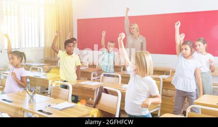 Tweens avec une enseignante pendant une pause d'activité physique Banque D'Images
