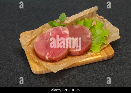 Raw tuna steak ronde prêt pour grill Banque D'Images
