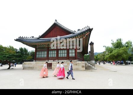 Femmes asiatiques vêtues de robes traditionnelles coréennes au palais Gyeongbokgung de Séoul, en Corée du Sud. Banque D'Images