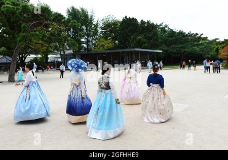 Femmes asiatiques vêtues de robes traditionnelles coréennes au palais Gyeongbokgung de Séoul, en Corée du Sud. Banque D'Images