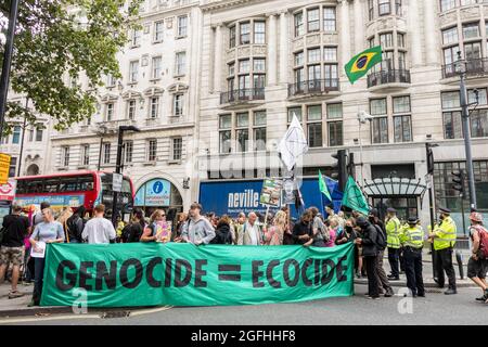 Londres, Royaume-Uni. 25 août 2021. Les manifestants tiennent une bannière exprimant leur opinion au cours de la manifestation.le troisième jour des manifestations de la rébellion, les manifestants se sont rassemblés dans le but d'exiger la justice climatique pour le peuple indigène des forêts tropicales amazoniennes au Brésil. Ils protestent contre l'ecocide et la déforestation au Brésil. Le groupe commence sa manifestation devant l'ambassade du Brésil à Londres, puis s'installe à Piccadilly Circus, et occupe enfin Oxford Circus. (Photo de Belinda Jiao/SOPA Images/Sipa USA) crédit: SIPA USA/Alay Live News Banque D'Images