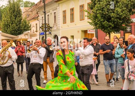Sibiu City, Roumanie - 25 août 2021. Le Brass Band de Cozmesti se produit au Sibiu International Theatre Festival de Sibiu, Roumanie. Banque D'Images