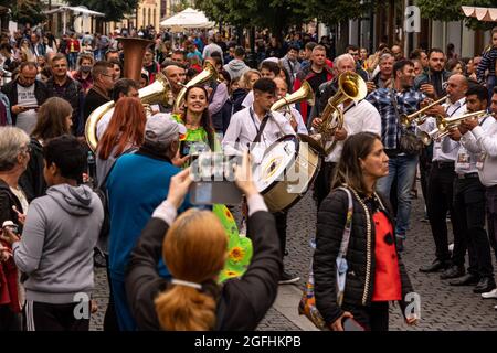 Sibiu City, Roumanie - 25 août 2021. Le Brass Band de Cozmesti se produit au Sibiu International Theatre Festival de Sibiu, Roumanie. Banque D'Images