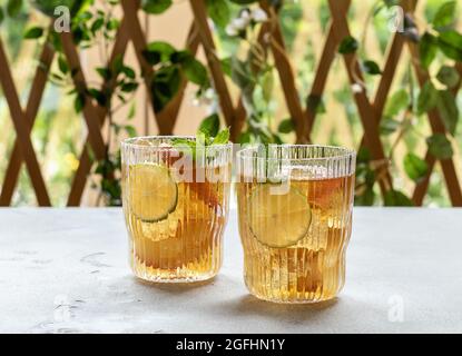 Deux verres avec thé glacé à la pêche maison ou limonade à la menthe. Banque D'Images