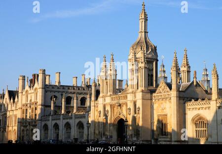 King’s College Gatehouse, Université de Cambridge, peu après le lever du soleil à Cambridgeshire, en Angleterre Banque D'Images