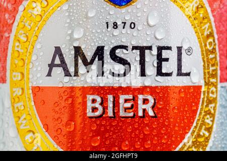 Tyumen, Russie-Mai 25, 2021: Amstel bière CAN logo vers le haut. Banque D'Images