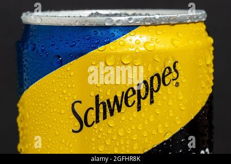 Tyumen, Russie-25 mai 2021 : boîte en aluminium du logo Schweppes. Banque D'Images