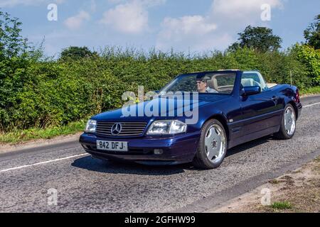 1996 90s bleu Mercedes Benz E SL-320 Elegance 3199cc essence cabrio, en route vers Capesthorne Hall Classic July car show, Cheshire, Royaume-Uni Banque D'Images