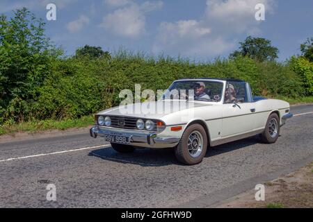 1971 70s blanc Triumph Stag cabrio, en route vers Capesthorne Hall Classic de juillet car show, Cheshire, Royaume-Uni Banque D'Images