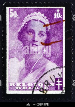 Belgique - circa 1935 : timbre imprimé en Belgique montre la Reine Astrid, vers 1935 Banque D'Images