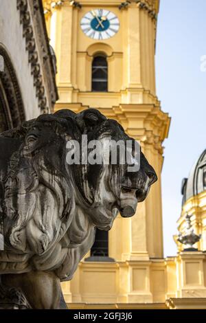 Les statues des lions devant le Feldherrnhalle, Hall du Field Marshall à Munich, en Allemagne Banque D'Images