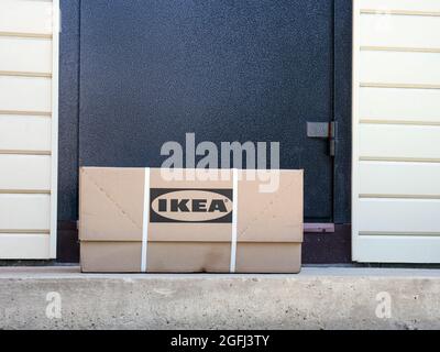 Tambov, Fédération de Russie - 08 juillet 2021 boîte en carton Ikea livrée à la porte de la maison. Banque D'Images