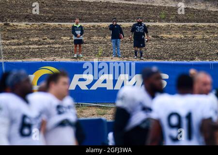 Les fans observent une pratique commune des Rams de Las Angeles et des Raiders de Las Vegas depuis une colline le mercredi 18 août 2021, à Thousand Oaks, Californie (Dylan STEWA Banque D'Images