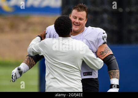 Las Vegas Raiders garde Richie Incognito (64) embrasse Los Angeles Rams vice-président des communications Artis Twyman pendant le camp d'entraînement mercredi, A Banque D'Images