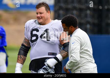 Las Vegas Raiders garde Richie Incognito (64) embrasse Los Angeles Rams vice-président des communications Artis Twyman pendant le camp d'entraînement mercredi, A Banque D'Images