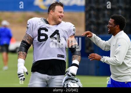 Le garde de Las Vegas Raiders Richie Incognito (64) s'adresse à la vice-présidente des communications de Los Angeles Rams, Artis Twyman, lors du camp d'entraînement, le mercredi Banque D'Images