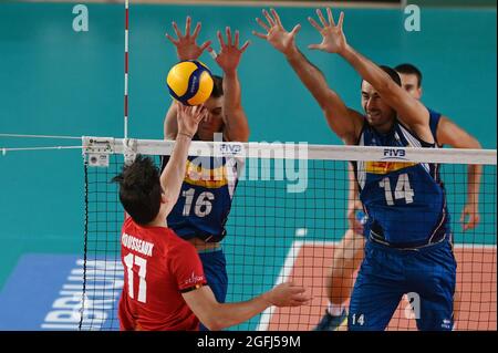 Grana Padano Arena, Mantova, Italie, 25 août 2021, Tomas Rousseaux bloqué par Yuri Romano lors du jeu amical 2021 - Italie contre Belgique - Volleybal Banque D'Images