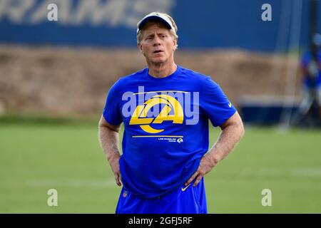 Tim McVay (à gauche) le père de l'entraîneur de Los Angeles Rams Sean McVay (non représenté) pendant le camp d'entraînement le jeudi 19 août 2021, à Thousand Oaks, Cali Banque D'Images