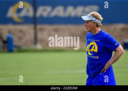 Tim McVay (à gauche) le père de l'entraîneur de Los Angeles Rams Sean McVay (non représenté) pendant le camp d'entraînement le jeudi 19 août 2021, à Thousand Oaks, Cali Banque D'Images