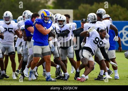 Un combat éclate entre les Rams de Los Angeles et les Raiders de Las Vegas pendant le camp d'entraînement le jeudi 19 août 2021, à Thousand Oaks, en Californie (Dylan Banque D'Images