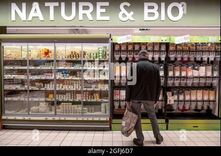 Supermarché Super U : homme au milieu de la section d'aliments biologiques, articles en vrac, épicerie Banque D'Images