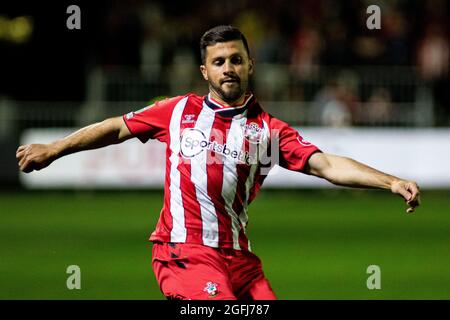 Newport, Royaume-Uni. 25 août 2021. Shane long de Southampton en action. Carabao Cup, 2e match rond, Newport County v Southampton, Rodney Parade, Cardiff, pays de Galles, le mercredi 25 août 2021. Cette image ne peut être utilisée qu'à des fins éditoriales. Utilisation éditoriale uniquement, licence requise pour une utilisation commerciale. Aucune utilisation dans les Paris, les jeux ou les publications d'un seul club/ligue/joueur. photo de Lewis Mitchell/Andrew Orchard sports Photography/Alamy Live News crédit: Andrew Orchard sports Photography/Alamy Live News Banque D'Images