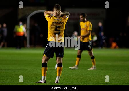 Newport, Royaume-Uni. 25 août 2021. James Clarke du comté de Newport à temps plein. Carabao Cup, 2e match rond, Newport County v Southampton, Rodney Parade, Cardiff, pays de Galles, le mercredi 25 août 2021. Cette image ne peut être utilisée qu'à des fins éditoriales. Utilisation éditoriale uniquement, licence requise pour une utilisation commerciale. Aucune utilisation dans les Paris, les jeux ou les publications d'un seul club/ligue/joueur. photo de Lewis Mitchell/Andrew Orchard sports Photography/Alamy Live News crédit: Andrew Orchard sports Photography/Alamy Live News Banque D'Images