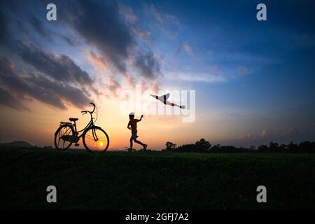 Images pour enfants jouant dans le ciel du coucher du soleil dans la campagne de bac Giang Vietnam Banque D'Images