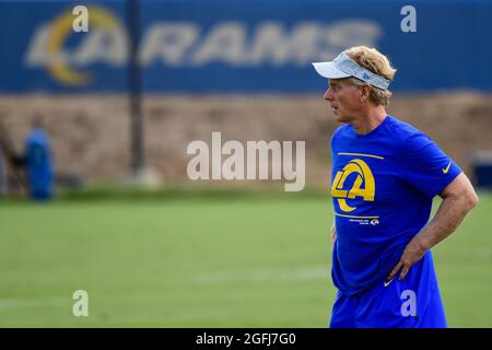 Tim McVay (à gauche) le père de l'entraîneur de Los Angeles Rams Sean McVay (non représenté) pendant le camp d'entraînement le jeudi 19 août 2021, à Thousand Oaks, Cali Banque D'Images