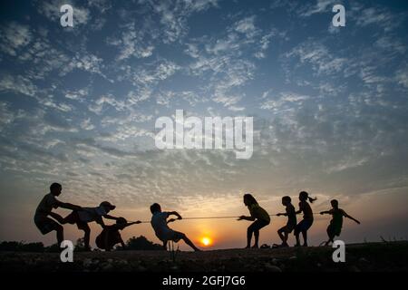 Images pour enfants jouant dans le ciel du coucher du soleil dans la campagne de bac Giang Vietnam Banque D'Images