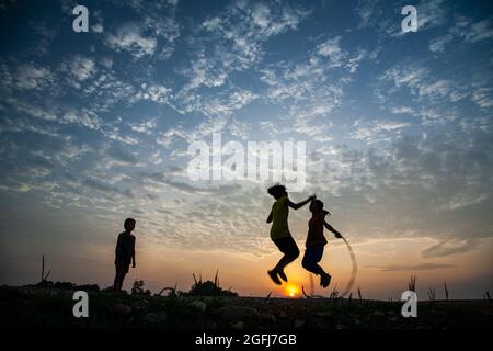 Images pour enfants jouant dans le ciel du coucher du soleil dans la campagne de bac Giang Vietnam Banque D'Images