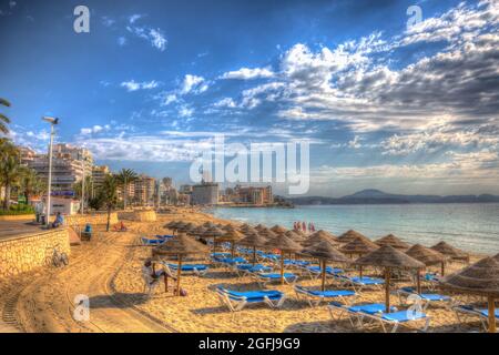 CALP Espagne Levante la Fossa Beach Espagne avec des parasols HDR colorés Banque D'Images