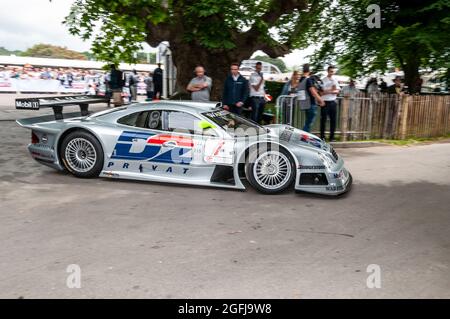 Mercedes Benz CLK GTR en sortie de l'aire d'assemblage lors de l'événement automobile Goodwood Festival of Speed 2014. Banque D'Images