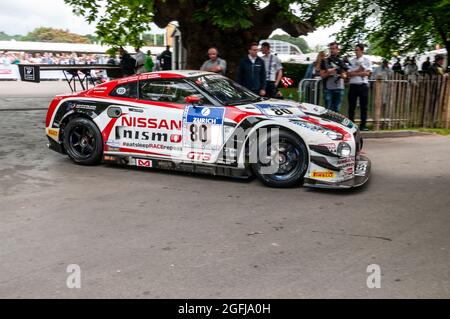 La voiture de course Nissan GT-R Nismo GT3 va monter sur la piste de montée de la colline à l'épreuve de course automobile Goodwood Festival of Speed 2014. Banque D'Images