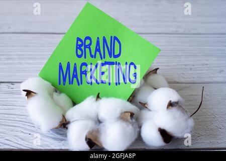 Légende présentant le marketing de la marque. Mot permettant de créer un nom qui identifie et différencie un élément vierge de note adhésive placé sur un produit Banque D'Images