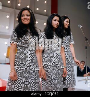 Hearts of Soul, die Schwestern Bianca, Stella und Patricia Maessen, Soul-Trio aus den Niederlanden, Auftritt, concours Eurovision de la chanson à Amsterdam, 1970. Hearts of Soul, les sœurs Bianca, Stella et Patricia Maessen, trio soul des pays-Bas, performance, au Concours Eurovision de la chanson à Amsterdam, 1970. Banque D'Images