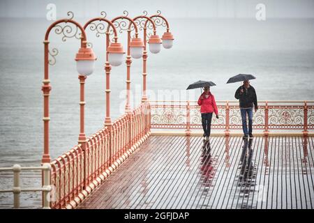 La jetée historique de Colwyn Bay Promenade est remplacée par une version abrégée pour rappeler aux générations futures son prédécesseur, qui était cinq fois plus longue. Banque D'Images
