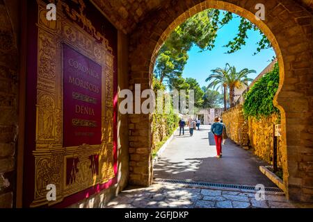 Espagne, Denia: Station balnéaire le long de la mer Méditerranée, province d'Alicante. Porte du château, "bien de Interes Cultural" (une catégorie de l'héritag Banque D'Images